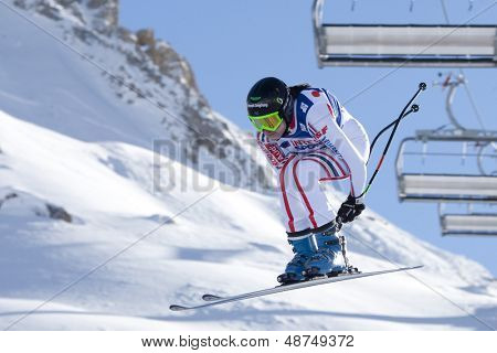VAL D'ISERE RANSKAN. 18-12-2010. Marion Pellissier (FRA) vie ilmaa aikana naisten syöksylasku