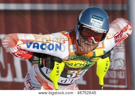 VAL D ' ISERE FRANKREICH. 12.12.2010. PALANDER Kalle FIN reagiert im Zielraum nach der zweiten Ausführung der