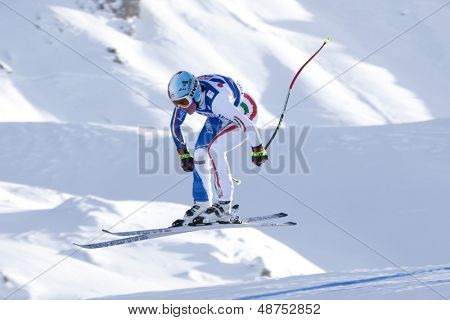 VAL D'ISERE RANSKAN. 18-12-2010. Daniela Merighetti (ITA) vie ilmaa aikana naisten downhil
