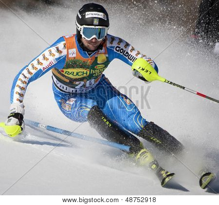 VAL D ' ISERE FRANKREICH. 12.12.2010. LARSSON Markus SWE greift ein Kontrolle-Tor während der FIS alpine Skii