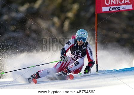 LIENZ, AUSTRIA, 28 de diciembre de 2009. Eva-Maria Brem AUT velocidades abajo el curso mientras competía en la fi