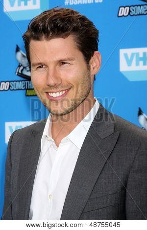 LOS ANGELES - 31.července: Jason Dundas přijíždí na 2013 činit něco Awards Avalon na červenec 31