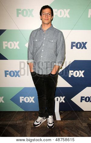 LOS ANGELES - AUG 1: Andy Samberg ankommer til Fox All-Star sommeren 2013 TCA fest på SoHo Hou
