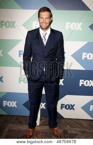 SLOS แองเจ - 1 aug: Geoff Stults มาถึงที่พรรค TCA จิ้งจอก All-Star ฤดูร้อน 2013 โฮโซโฮ