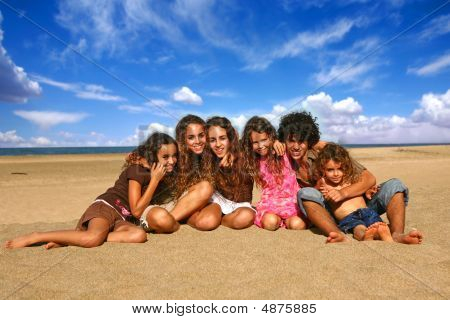 6 Šťastné bratry a sestry, usmíval se venku na pláži