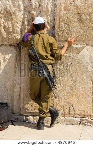 Der israelische Soldat betet an der Klagemauer.