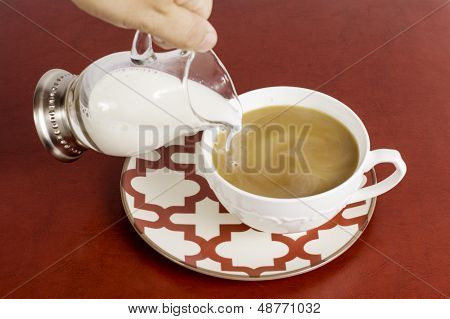 Creamer aggiungendo al caffè