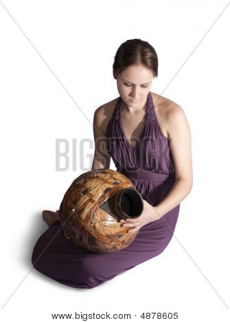 Junge Frau mit Krug