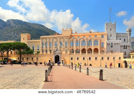 Mónaco - 27 de julio: Vista Exterior de palacio - residencia oficial del príncipe de Mónaco. Es uno de los