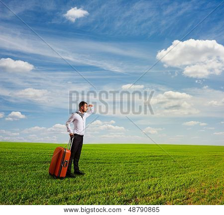 młody człowiek trzyma worek i czekamy