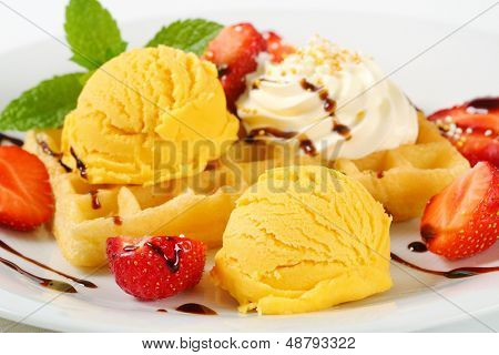 dettaglio della cialda belga con fragole e gelato