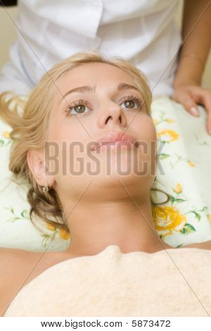 Frau in der Kosmetik-salon