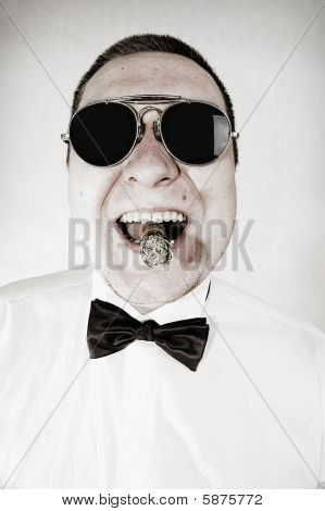 Macho mand med Cigar og solbriller
