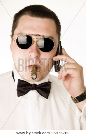 Macho mand med Cigar og solbriller