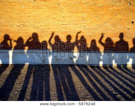 ombres des visiteurs le long d'un mur à Pompéi, Italie