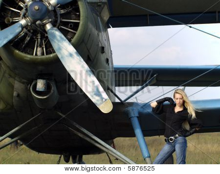 Giovane donna vicino aereo Vintage