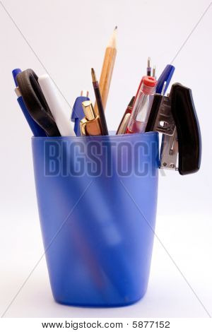 Joukko kynät telineellä