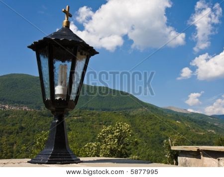 Lampa v horském klášteře
