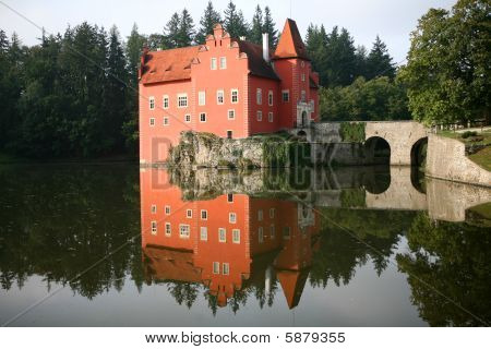 O Castelo de água vermelha