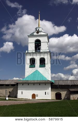 Torre campanaria della cattedrale del Cremlino Pskov Troitsk