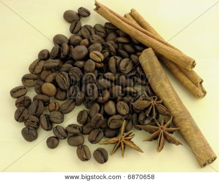 Café et épices sur un fond en bois