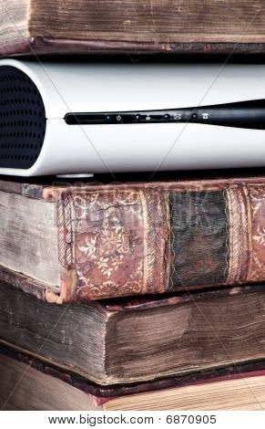 Apparecchiature elettroniche In un mucchio di vecchio cuoio legato libri