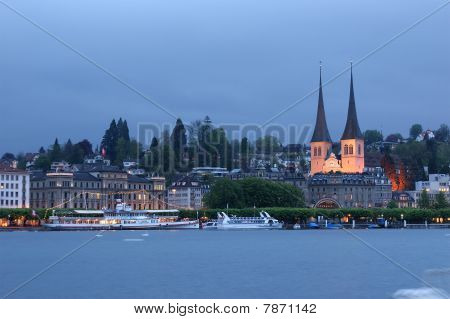 Vista de la ciudad de Lucerna, Suiza, en la noche
