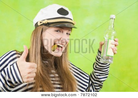 weibliche Segler mit Flasche Wodka und Gurke