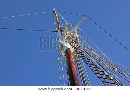Oben auf dem Mast eines Segelschiffes