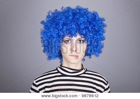 Menina de cabelo azul surpreso