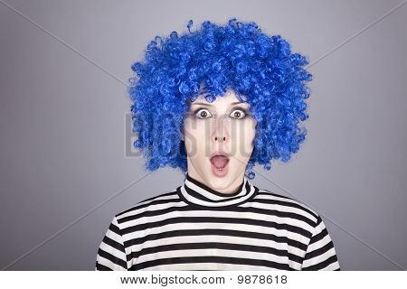 Menina de cabelo azul surpreso