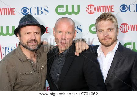 LOS ANGELES - JUL 28: Enrico Colantoni, Hugh Dillon & David Paetkau ankommer på CBS Summer tryk