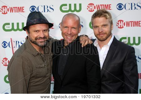 LOS ANGELES - JUL 28: Enrico Colantoni, Hugh Dillon & David Paetkau ankommer på CBS Summer tryk