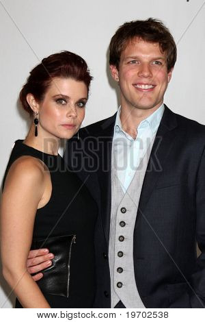 LOS ANGELES - 1 สิงหาคม: Lacy Jake & การ์เซีย JoAnna arrive(s) ที่งานปาร์ตี้ 2010 ABC ร้อนกดทัวร์