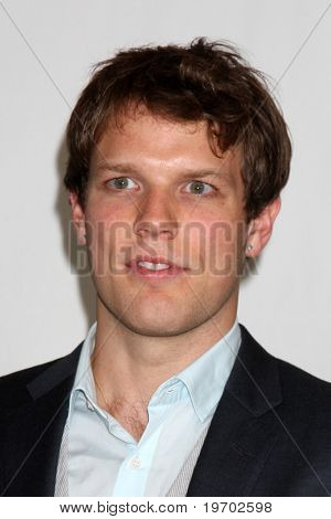 LOS ANGELES - 1 สิงหาคม: Jake Lacy arrive(s) ที่พรรคทัวร์ข่าวร้อนของ 2010 ABC ที่ Beverly Hilt