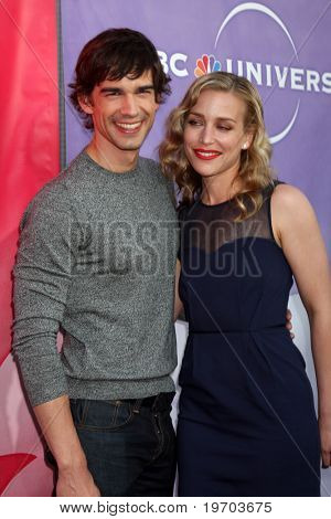 LOS ANGELES - JUL 30: Christopher Gorham & Piper Perabo arrive(s) bei der 2010 NBC Summer Press Tour