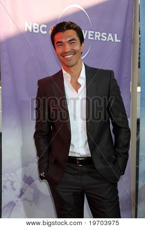 LOS ANGELES - 30 de JUL: Ian Anthony Dale arrive(s) en la fiesta 2010 NBC Summer Press Tour en Beverly