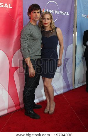 Los Angeles jul 30: Christopher Gorham & Piper Perabo arrive(s) im Sommer 2010-Nbc-Presse-Tour