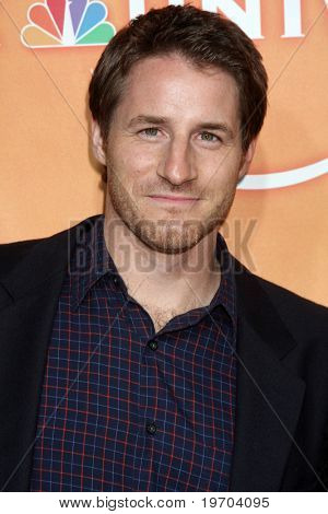LOS ANGELES - 30 lipca: Sam Jaeger arrive(s) w stronę Tour 2010 NBC Summer Press w Beverly Hilto