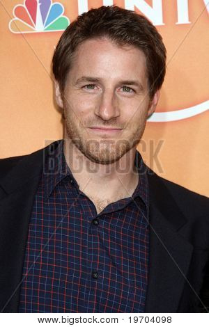LOS ANGELES - 30 lipca: Sam Jaeger arrive(s) w stronę Tour 2010 NBC Summer Press w Beverly Hilto