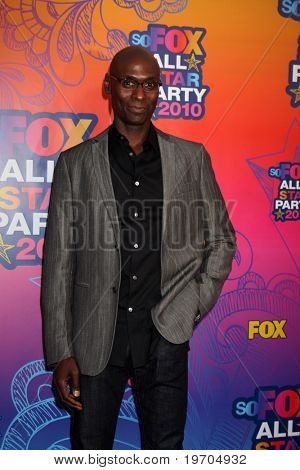 LOS ANGELES - 2 agosto: Lance Reddick arriva al 2010 FOX Summer Press Tour Party al Pacifico 