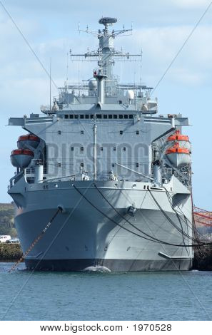 Ein Schiff der britischen Marine.