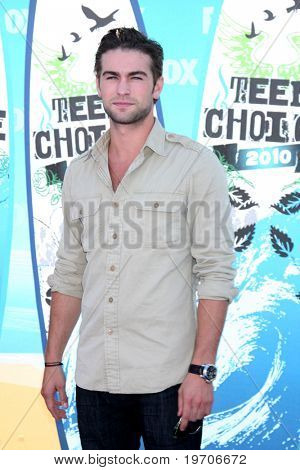 LOS ANGELES - 8. AUGUST: Chace Crawford ankomster på 2010 Teen Choice Awards på Gibson Ampitheate