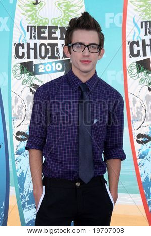 LOS ANGELES - 8 agosto: Gli arrivi di Kevin McHale al Teen Choice Awards 2010 a Gibson Ampitheater 