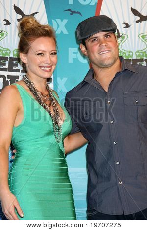 LOS ANGELES - 8 agosto: Hilary Duff & fidanzato Mike Comrie in sala stampa a scelta Teen 2010