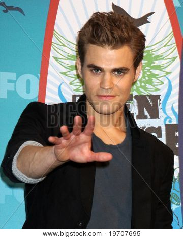 LOS ANGELES - 8 elokuu: Paul Wesley lehdistöhuoneessa 2010 Teen Choice Awards Gibson Amp
