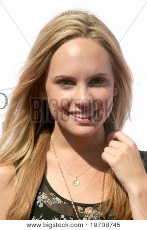 LOS ANGELES - 11 aug: Meaghan Martin มาดิสนีย์/พิกซาร์ฉลองเปิดของ 
