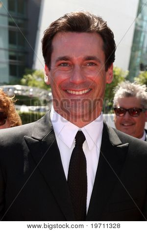 LOS ANGELES - 21 août: Jon Hamm arrive à la 2010 Creative Primetime Emmy Awards au Nokia Theater 