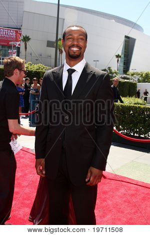 LOS ANGELES - AUG 21: Esajas Mustafa ankommer i 2010 kreative Primetime Emmy Awards på Nokia T