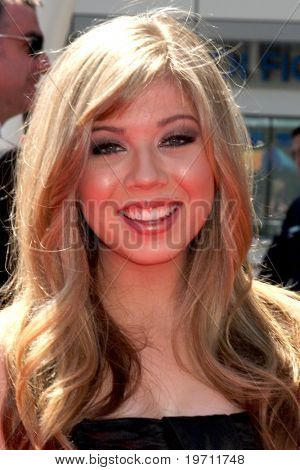 LOS ANGELES - 21 agosto: Jennette McCurdy arriva al 2010 creativi Primetime Emmy Awards al Nokia 